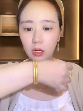 素圈手镯简雅百搭,腕间留白藏纳温情尽显风姿绰约。#时尚饰品#经典百搭#显白显气质#以假乱真#物有所值