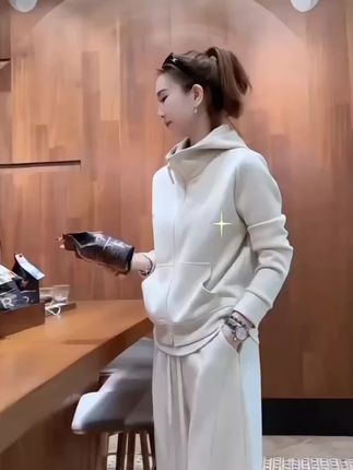 慵懒风休闲运动套装女2025秋季新款时尚洋气连帽卫衣阔腿裤两件套#休闲运动套装#时尚妈妈装 #洋气减龄 @巨量千川 @抖加🔥上热门🔥dou+🔥热点宝 @抖音小助手