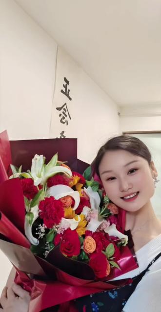 今年六一儿童节的广告语就是:世界很大,幸福很小,愿你有人宠,有人爱,所遇皆美好,不被年龄定义,永远保持一颗童心,在风雨中做个大人,在阳光下做个小朋友,永远幸福快乐,永远没有烦恼。#情感#情感共鸣#六一儿童节#儿童节快乐#儿童节文案