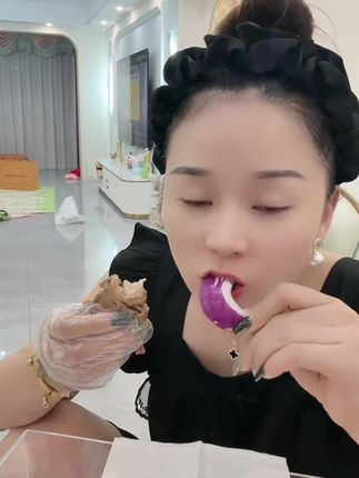 美白防晒隔离三合一SPF50A++++女人必备神器,不搓泥不假白,防水防汗,敏感肌孕妇哺乳期备孕期都是可以用的,今天下单的家人们全部都带粉扑。姐妹们,下方小黄车赶紧入手吧🥰🥰