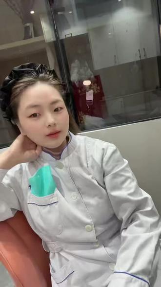 科室年终PPT犯难?我来教你如何轻松搞定!#人类对豆包的开发不足百分之一#豆包电脑版使用说明书 病科的年终总结PPT真的让人头大!要把慢病管理、“五防”安全护理、个性化康复指导这些核心工作讲明白,还得把4200人次入院评估、1.2万次随访、85.6%康复达标率这些数据清晰摆出来,结构还得严格按“开篇总述+核心工作+问题反思+未来规划”来,符合科室汇报的要求。
之前加班熬夜改了三四版,要么是关键亮点没凸显,要么数据堆得乱糟糟,要么风格不对味,越改越没头绪,都怕赶不上汇报。后来也是抱着试试的心态,把我的护理年终总结文档导入了豆包,跟它说清楚要涵盖护理评估、措施落实、质量改进、患者健康教育这些核心模块,还有结构和主色调的要求,没想到很快就出了一版。
打开一看,它把用药失误率为0、压疮坠床发生率分别降了65%和70%、患者满意度97.3分这些亮眼的地方都精准抓出来了,每个板块的逻辑也顺得明明白白,设计简约又不失专业,不用我再费心找模板、凑配图,文字表述也够严谨,符合科室汇报的要求,稍微调调就能用。
后来这份PPT在科室汇报时还被主任夸了“重点突出、逻辑清晰”。现在我们科室好几个同事都跟着我试了,觉得挺实用的,分享给同样在为病科年终PPT发愁的护理姐妹们,能少走点弯路~