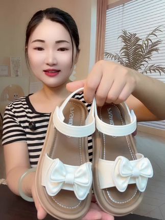 好看又好穿的公主凉鞋。 家里有女儿的一定要去安排上配裙子短裤穿老洋气了。#凉鞋#童鞋#公主鞋