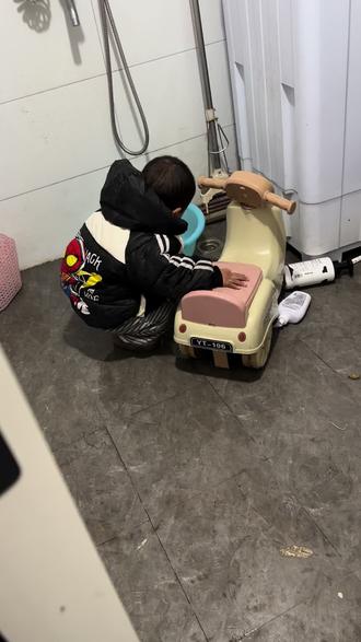 这是模仿我给他洗车吗