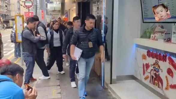 上環昨日(30日)發生劫案,兩名日本籍男子在德輔道中一間找換店外,被兩名賊人搶去5,100萬日圓(折合約257萬港元),賊人得手後登上私家車逃去。據日媒報道,東京羽田機場1月30日凌晨發生一宗搶劫未遂案,一名50多歲男子帶著1.9億日圓(約962萬港元)現金時遭人試圖搶劫,日本警方認為該名男子由日本飛往香港後,在上環再次遇搶。
警方已拘捕5男1女,包括3名日本人、兩名內地人及一名本地人。其中一名被捕日本人,正是兩名報案人之一,相信他是內應,負責提供資料予匪徒行劫。警方已起回約1100萬日圓贓款。今日(31日)下午4時半召開記者會交代案情,《香港01》現場直播。警方指,發現事主從日本押運約1.9億日圓來港,擬兌換成其他貨幣,但在港被搶去其中5100萬日圓;賊人犯案後原擬即日乘飛機離港,警方在案發後約6小時拘捕首3名涉案者,同日再拘捕其餘3人,包括劫匪、內應及協助處理贓款的虛擬貨幣找換店職員。
#香港#日本#兑换现金