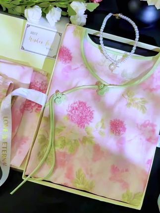 夏天就得穿这种轻薄柔软又透气的棉绸家居服,上身简直太舒服了,就像婴儿肌肤一样柔软!经典的圆领设计,简约大气,穿着睡觉也不会觉得闷热,非常适合夏天穿。而且它的透气性也非常好,就算出汗了也不会觉得黏腻,赶紧给家里人也安排起来吧!