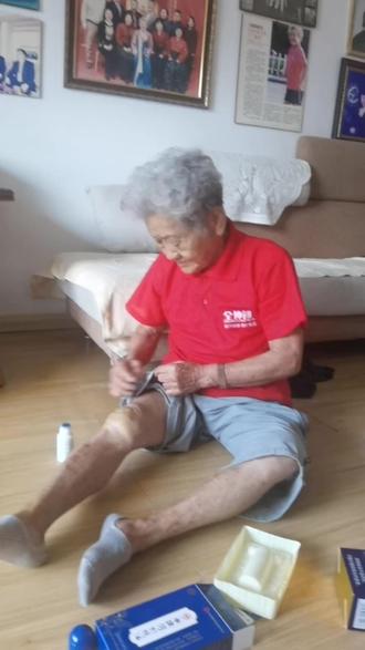 岁月让母亲头白了发弯了腰身❤
一片止疼的膏药寄深情,永远是母亲最喜欢的礼物💝 收到全伸通,93岁的老母亲朴太奶开心的像个孩子❤😀#健康观念#康珠药业 #老一辈的爱