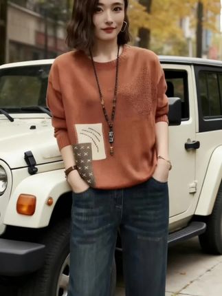 复古提花设计,像把老电影里的浪漫织进衣服里,撞色拼接打破秋冬沉闷。软糯针织面料,贴身穿超舒服,宽松版型藏肉又显瘦,搭配牛仔裤或半身裙都很合适,适合日常通勤或周末约会。 #针织衫 #毛衣 #大码女装 #被秋日氛围感穿搭拿捏了 #当职场通勤穿搭回归现实生活