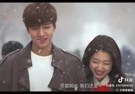 #继承者们 全网响起的OST,十年前的回忆开始攻击我。
爱梳马尾清纯美的车恩尚,当时觉得已经不能用帅来形容的金叹,可爱搞笑的宝娜灿荣,又美又帅的刘Rachel,穿机车服超酷的崔英道,流行到现在的牛角扣大衣,冬天穿着厚厚的毛衣温暖的拥抱,风靡一时的qq个性签名“欲戴王冠,必承其重”,会在宿舍发起继承者和星星哪个剧最好看的投票,截很多很多剧照,买各种剧照卡片… 第一次为了看一部剧抱着电脑在被子里看到凌晨四点,大结局一直等到元旦放假那天才看到,凌晨十二点 看着幸福的大结局 窗外面放着烟花,那会儿觉得这个世界可真幸福。
十年了,十八岁到二十八岁,过去的不只是时间,还是我热烈闪光的青春。#你们心中yyds的韩剧 #韩剧ost #继承者们ost勾起回忆