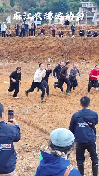 #抓猪比赛规则 同时抓到将进入单挑环节【科普】#贵州村趣 #麻江农趣运动会 #麻江抓猪眼镜哥 #抓猪挑战