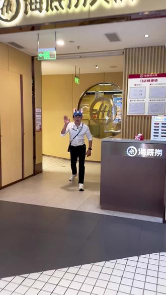 海底捞×汪汪队!六一快乐已送达🐾✨ 海底捞和汪汪队联名啦🐶
软fufu的帽子🎩、会发光的对讲机📻、可爱小包包👝…
还有超萌宝宝餐🍛
小朋友的快乐直接被海底捞承包啦🥳
六一遛娃直接冲!!! #海底捞六一限定 #汪汪队联名 #亲子日常 #海底捞打卡 #儿童节礼物