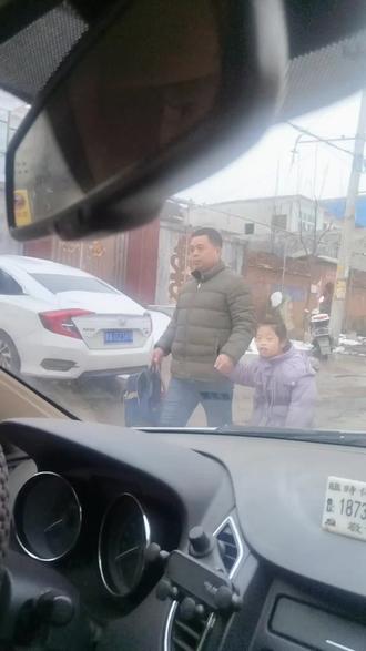 这个周五的午后,
我举起手机,记录着爸爸接女儿放学的日常。
她一上车就笑着喊妈妈,
我试探着问:“彤彤,明天还上学吗?”
想知道她是否明白,明天是星期天。
她只重复“明天不上学”,眼神却总是飘向爸爸,迟迟不肯正面回答。
那双微微上扬的眼睛里,藏着什么小秘密呢?
车在红灯时停下,她才终于开口:
“爸爸,我们去登封游乐场玩吧?”
声音里是藏不住的雀跃和期待。
原来,她不是不知道答案,
只是在她心里,有个比“星期天”更重要的事情——
爸爸昨晚的承诺,她一直记着。
原来她心里记着的,是比星期天更重要的事。
#唐氏综合征#记录特殊孩子的生活日常记录真实生活 #一年级放学 #温暖陪伴