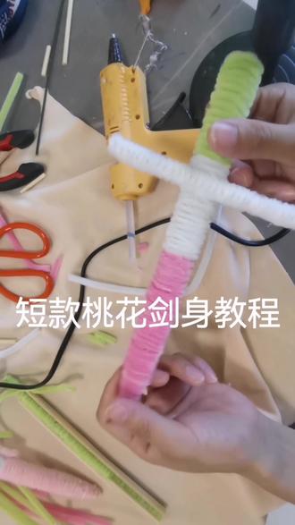 短款春日桃花剑教程来啦,用筷子或者木棍,花杆等都是可以的哦#桃花剑教程 #扭扭棒花草溢出屏幕的生命力 #手工diy #扭扭棒教程