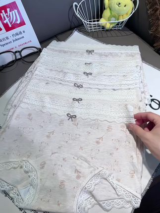 内裤还得是买这种独立密封包装的,穿着更安心呀!就这款纯棉平角内裤真的巨舒服好穿呀,一整个软糯细腻不卡不夹,没穿过的姐妹一定要试试#贴身衣物 #柔软亲肤 #平角裤 #女士内裤 #平角内裤女款