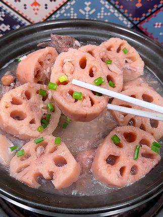 正宗湖北洪湖莲藕上市啦,带泥发货、粉糯清甜,还拉丝,汤鲜味美,家里人都特别喜欢喝!#快来一起尝个鲜 #洪湖莲藕 #美食 #莲藕排骨汤#为你煲汤