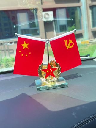 如果信仰有颜色,那就是中国红! 双面红旗,香水底座放哪里都太好看了#车载饰品 #汽车摆件 #汽车好物 #红旗摆件 #国旗摆件