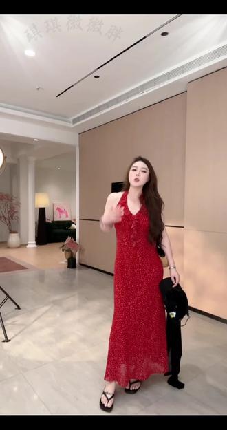 琪琪怪怪大码女装【吉赛尔】法式复古挂脖收腰显瘦连衣裙QQ26 #红色碎花挂脖连衣裙
#微胖女生显瘦氛围感长
#纯欲风气质女神穿搭
#约会显白惊艳连衣裙
#夏季温柔风长款鱼尾