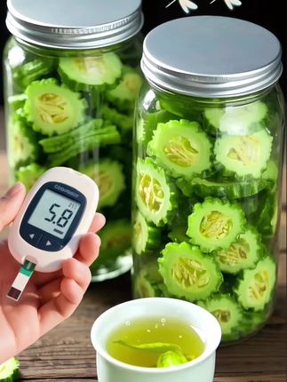 《桑叶双瓜茶;自然的健康馈赠》桑叶双瓜茶,乃大自然的养生妙品。它以桑叶、冬瓜干、苦瓜干精心配比而成。热水入壶,茶香四溢。轻嗅,芬芳交织。浅尝,桑叶淡雅、冬瓜清甜、苦瓜清苦交融,滋味独特。这不仅是茶,更是健康享受。于品味间,领路养生之趣,感受自然馈赠,让身心在茶香中舒缓。#喝养生茶#桑叶双瓜茶#桑叶茶好处多多#苦瓜桑叶冬瓜茶#冬瓜桑叶苦瓜茶