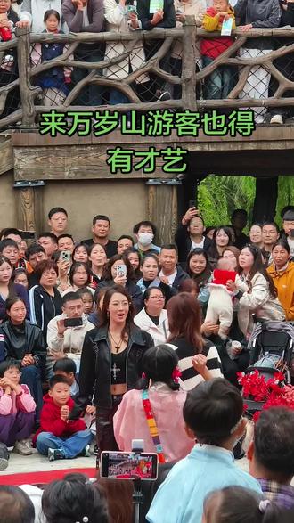 游客也得有才艺#偶遇万宁在万岁山武侠城即兴表演 #万岁山大宋武侠城 #斗舞 #NPC