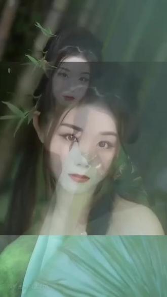 《花妖》讲述了2个故事:【主歌部分】出自聊斋原本《香玉》,讲的是黄生在崂山太清宫读书邂逅牡丹花神香玉和耐冬花神绛雪的故事,最终一成爱妻一成良友。后来,香玉的实体牡丹花被人误掘,香消玉殒,黄生终日恸哭。绛雪陪黄生度过了痛失爱人的难捱的日子,但二人却并无肌肤之亲。黄生对香玉仍念念不忘,后来感动了花神,香玉得以复生,两人再次团聚。黄生去世时,预言自己将变成一棵赤芽,死后果然应验。后不慎被误砍,香玉和绛雪也双双枯萎离世。歌曲的演绎只选取了黄生和香玉的故事。
【副歌部分】宋代临安府有一个落魄书生,有一天出门遇到一位富家小姐,二人一见钟情私定了终身。可是二人的恋情被富家小姐的父亲发现了,坚决不匀,可是小姐抵死反抗,富豪父亲就把书生杀害了,小姐知道后悲痛欲绝,殉情了。地府阎罗被二人真情感动,答应了二人投胎转世,再续情缘。可是轮回道上误拨了罗盘经,书生正常投生,小姐却投生到了泉亭(新朝杭州),二人虽然投生到了一个地方,却隔了千年时光,多少次轮回,终究是少了一个人。歌词用层层递进的手法(钱塘、临安、褐衣红、腰上黄、泉亭、杭城、余杭)对苦难艰辛、造化弄人和遗憾伤感等情绪进一步做了丰富。