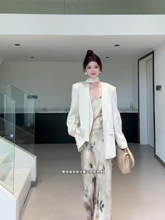 法式优雅气质套装西装外套女秋季缎面v领印花连衣裙两件套#时尚西装#洋气连衣裙#气质两件套#百搭连衣裙#显瘦外套