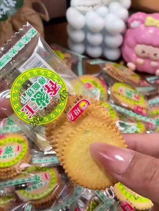 #追剧小零食 #休闲零食 #软糯香甜 #传统糕点 #小零食网红款 超级好吃,香葱味浓郁,可以看到真材实料😋😋@抖音小助手 @抖音创作小助手