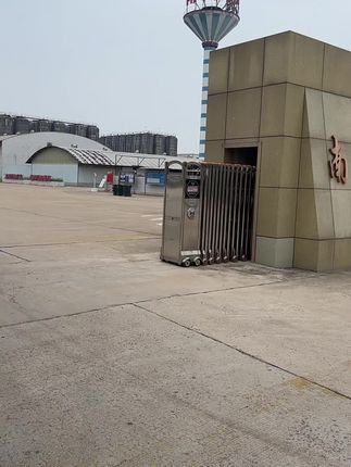 捏一捏 晃一晃 酥酥脆脆 麻辣鲜香,老北京干脆面很多8090后都吃过吧,焦香酥脆还是小时候那个味!#老北京方便面 #好吃到停不下来 #南德方便面 #妈呀太香了 #童年记忆小零食