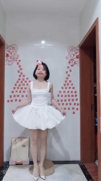 150|88 小个子平价礼服试穿,附🔗
大家好,上面视频介绍了几种平价礼服,下面我给大家说一下我试穿之后的感受☺️
第一款礼服是黑色的,然后它是那种丝绒质地,上面还有一些钻会显得bilibili,特别是在灯光下,但是它的抹胸部分是没有束带的,(虽然我买的是小码的,还是有一点太大了,然后我看见他那个店铺是胖美眉店铺,所以是我的问题😥,推荐胖美眉可以参考一下)其实整体还是好看的(可以像我一样带一个黑丝的手套,然后带一个皇冠,拍照肯定超好看。)第二款礼服也是黑色的,它是那种比较常见的布料。但他是那种不整齐形状的款式,很好看,然后它上面的抹胸部分还是会有一点宽松🤔,虽然有束带(也有可能是我胸小的原因)所以我有点怕它掉,它比较短的那一侧里面还有一层布挡着,但是里面还是建议穿一条黑色的打底裤
第三款礼服是一条粉色缎面裙,但是这条裙子没有那种收腰的设计,穿上去整体宽宽松松的,也会有点线头
可以看出第四款礼服是我最喜欢的😍,它是白色的,上半身是很软和的那种面料,下面的裙摆是有一点硬的,因为它可以撑起那个蓬蓬的形状,我觉得这条裙子在这4条裙子里面是版型最好的,一穿上就好看,不用任何的调整
好啦,大家可以根据自己需求选择😚