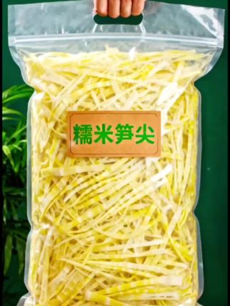 挖到宝了家人们!!这糯米笋尖只选头茬嫩笋尖,,脆嫩还带点糯滑,,嚼着满是自然鲜味儿!!配料表超干净,只有竹笋和清水,老人小孩都能放心吃~5分钟就能搞定一道硬菜,炒腊肉、凉拌、煮汤都绝了,,吸饱汤汁后香到舔盘~~配米饭我能多炫两碗!!~#糯米笋尖 #下饭神器 #家常快手菜 #嫩笋尖 #家常菜