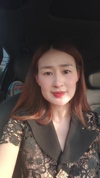 如果你是一个漂亮的女孩,不要生活在社会底层 女孩你一定要往上走 你去读书,去工作,去获得更高的学历,去见世面,去认识更优秀的人,让自己不仅有美丽的皮囊,更有智慧的大脑。
这时候你的美貌加上任何一张牌都是王炸,因为你能自己把握自己的命运。#女性成长 #情感共鸣 #刘晓燕 #父母必看系列 #美貌