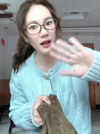 姐妹瘦瘦靴去年就在分享,好多姐妹买了的,秋冬搭配特别韩系,自留款黑色卡其色升级版本,不过百价格收到货大几百的质量