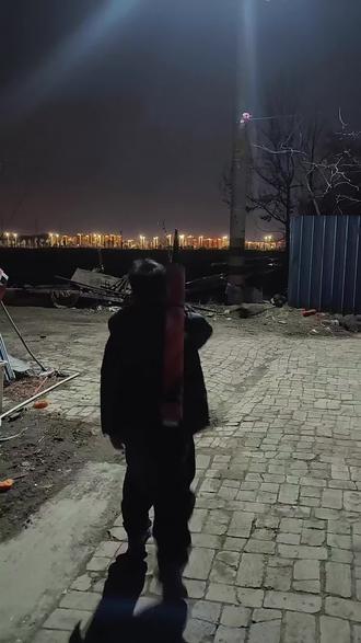 手持加特林烟花的文案可以从不同角度出发,这里有一些建议供您参考:
1. 霸气酷炫风
手持加特林,烦恼全清零。
新年第一枪,万事皆顺畅。
一“枪”在手,好运全有。
烟花一响,黄金万两。
2. 浪漫文艺风
用一场绚烂,告别过去,迎接未来。
把所有的美好与期待,都藏在这一束光里。
愿新的一年,如这烟花般璀璨。
手持一束光,点亮一整年的希望。
3. 幽默趣味风
新年限定款“加特林”,突突突,烦恼全打跑。
别人放烟花,我放“加特林”,气势这块必须拿捏。
新年的仪式感,从“突突突”开始。
4. 简单直接风
新年第一炮,万事皆顺意。
手持加特林,来年一定行。
烟花一响,岁岁平安。
愿新的一年,顺风顺水,万事胜意。