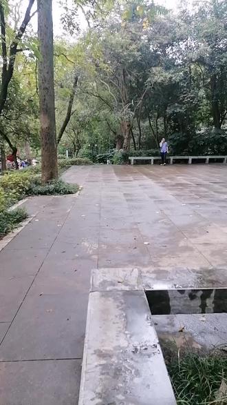 这个地方是属于安徽地区,安徽地区,滁州市,琅琊山景区好多人哦,今天人特别多