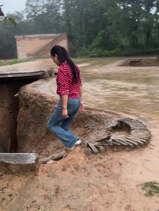 您没住过土窑洞,不知道它有多金贵。老一辈人一钎一镐挖出安身的家,冬暖夏凉,接地气,也接底气。泥土筑的不只是墙,是刻进骨子里的踏实。这个院子藏着多少故事?来跟我一起数数这些窑洞——一孔,两孔,三孔……每一孔里,都住过滚烫的人生。#乡愁记忆 #我的乡村生活 #地坑院