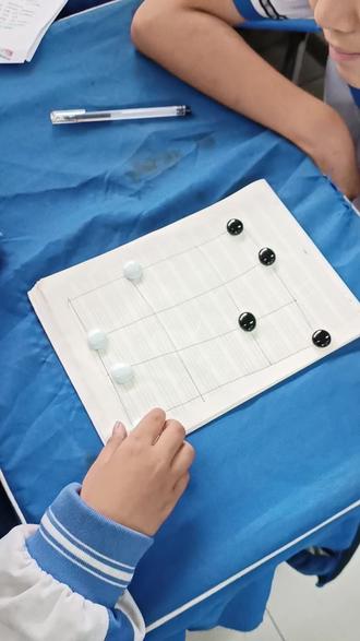 70后的童年游戏:四步棋。现在还有多少人能忆起?该游戏随时随地都可以玩,入门简单,一学就会。棋盘在地上随手一画就行,棋子五花八门:小根、树叶、土块、小砖头块儿、小石子等,要求不高,想赢不易,一着不慎,满盘皆输,讲究的是走一步观几步,世事如棋,棋如人生,人生哲理皆在棋中!