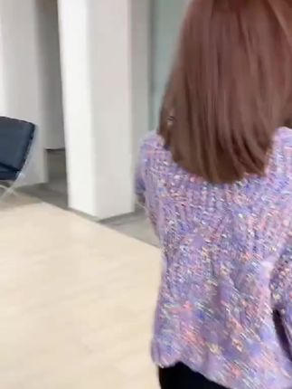 想知道今年的流行趋势吗?穿上这件衣服,你就是焦点!#甜美穿搭 #强烈推荐 #减龄气质 #女神必备 #时髦穿搭