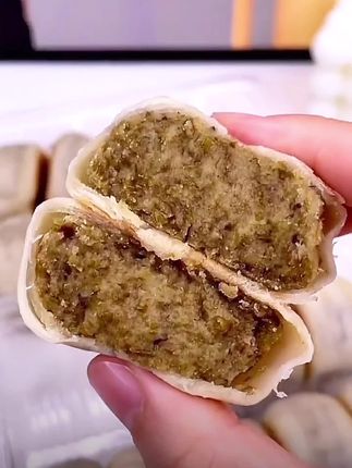#dou上热门 #冰皮绿豆饼 八块九到手两盒的冰皮绿豆饼,红豆饼沙软绵密,入口即化,真的巨巨好吃。#软糯香甜 #超好吃