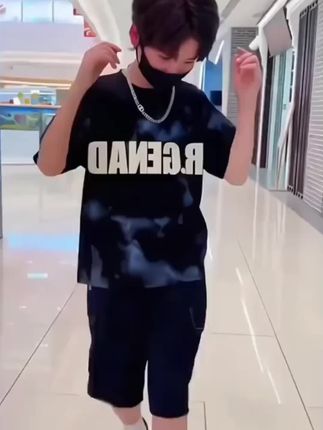 给我儿子买的这款大染夏季小套装,收到以后我真的是太喜欢了,不知道怎么穿的时候一套搞定,上学出门怎样都方便。经典棉质面料,舒服透气,夏天穿不闷不捂不热,整体版型宽松,不紧不勒哦,套装搭配省心又洋气。无论是日常出街还是校园活动,都是最靓的仔。关键是左下角这个价格,你们点进去看一下,真的也太香了吧!家有儿子的一定要买回去试一试!