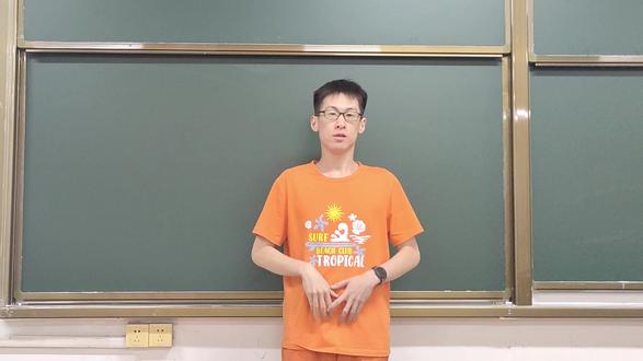 气体方程:玻璃管2 玻璃管模型大致通用思路:
1.气体实验定律及理想气体状态方程
等温、等压、等容变化时注意约分
2.玻璃管液封模型
求液柱封闭的气体压强时,一般以液面为研究对象分析受力、列平衡方程,要注意:(1)液体因重力产生的压强为p=ρgh(其中h为液体的竖直高度);
(2)不要漏掉大气压强,同时又要尽可能平衡掉某些大气的压力;
(3)有时可直接应用连通器原理——连通器内静止的液体,同种液体在同一水平面上各处压强相等;
(4)当液体为水银时,可灵活应用压强单位“cmHg”等,使计算过程简捷。
题目文本:
(液封两段密封气体)(2020·云南大理市模拟)竖直放置的一粗细均匀的U形细玻璃管中,两边分别灌有水银,水平部分有一空气柱,各部分长度如图所示,单位为cm。现将管的右端封闭,从左管口缓慢倒人水银,恰好使水平部分右端的水银全部进入右管中。已知大气压强p0=75cmHg,环境温度不变,左管足够长。求:
1.此时右管封闭气体的压强。
2.左管中需要倒入水银柱的长度。
注意,本期视频里在解题的过程中有错,错误在35分钟左右。
1.左侧,初态水银少,末态水银多,所以应该是初态左侧水银+倒入水银=末态左侧水银。
2.我没有立刻捕捉到初态可以利用左侧受力分析求得下面2号气体初态压强,而是后知后觉。导致在求左侧末态水银高度时因为未知数太多无法求解。
3.末态左侧时,左侧水平的水银本没有压强,我却在受力分析的时候算了进去。其实应该是:大气压力+左侧有高度的水银压力=末态2号气体的压力。
#今日份左手ootd #超值星期五 #让我看看你有什么好东西 #抖音全民写作大赛 #这也能开播