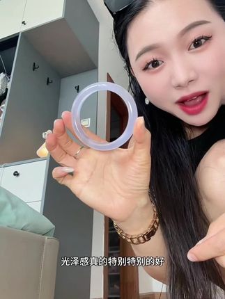 哇,这个手镯好透好亮啊,真的想焊在手上。