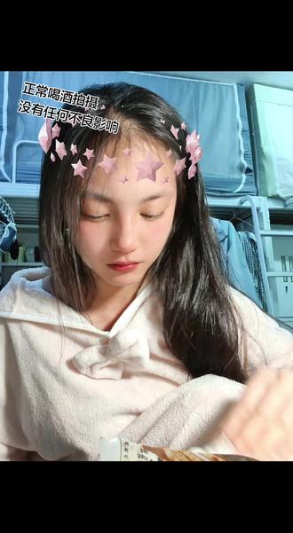 从那杯巧克力牛奶后又喝了一杯清爽福鹿家,我今天差不多喝了五斤了。酒精已经有点泛红了,大家请勿学习!!!就是剪纸,目前已经买了两次,然后一共27斤的啤酒,11张都是普通小卡,然后有一个吧唧,2个立牌,有一个立牌是我赠送碎片给朋友,她给我兑换的!
#福鹿家鲜啤 #鹿晗代言#女大学生#酒精过敏 #没招了