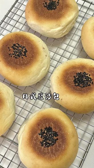 减油减糖版!蓬松的面包胚包裹着细腻绵软的豆沙馅,吃起来一点也不腻!#我要上热门 #面包 #豆沙 #烘焙 #vlog