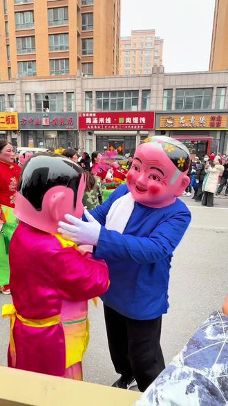 #传承地方民俗文化
东明这波元宵排面拉满!
高跷腾空、舞龙翻腾、腰鼓炸场、老一辈的回忆「物品」、非遗~
这才是咱家乡的年味天花板✨
#东明元宵节 #东明街演 #元宵民俗天花板