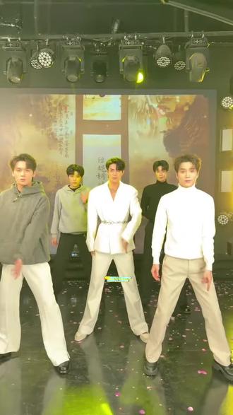 他说分担我的工作,我平时工作太累了,今天他带着他的兄弟们从安徽来到上海,真的很暖心#盈公主 #情感 #纳迪尔