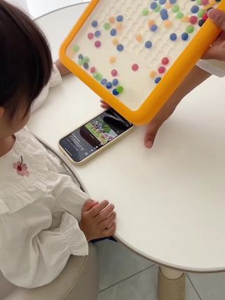 这次他爸真是买对玩具了,这个#磁性运笔画板 太好玩了,可以锻炼宝宝颜色分类和发挥想象力,宝宝玩大半天#益智玩具
