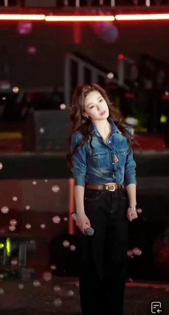 好好听,下午还说紧张,感觉唱嗨啦@袁雨涵 #袁雨涵 #万岁山武侠城 #万岁山江湖音乐节