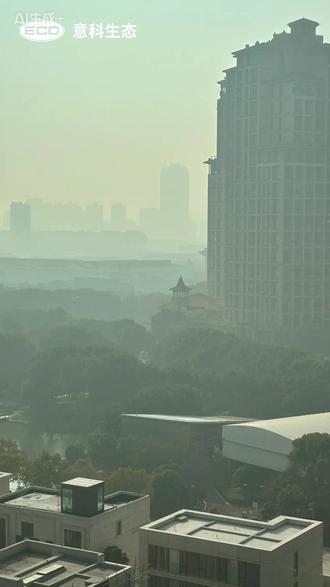 所有江苏人注意防护,对自己好一点! 所有江苏人注意防护,对自己好一点!
最近江苏的天气真的不太友好——冷空气裹挟着北方沙尘南下,偏偏风力又不够强劲,导致“沙霾结合”
空气中既弥漫着细颗粒物PM2.5,又有粗颗粒PM10的沙尘。
尤其苏南地区,污染指数一度逼近峰值,能见度下降、呼吸不适,有鼻炎的朋友更是苦不堪言。
在这样的空气环境下,开窗通风反而可能让室内空气质量雪上加霜。
所以,是时候对自己好一点了!
我们特别为业主家配置了高效新风系统,
不开窗也能持续引入洁净空气,有效过滤PM2.5、沙尘甚至过敏原,
守护您和家人的每一次呼吸。
#江苏沙尘暴 #新风系统 #开利空调 #除湿新风系统 #空气质量