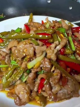 家庭版泡椒肉丝这样吵~煮的饭都不够吃😋老坛泡椒不管吵啥都嘎嘎香#家乡的味道 #谁懂这一口的好吃程度