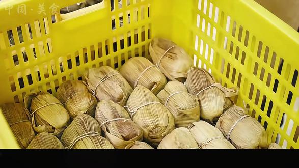 贵阳粑粑界卷疯了!咸麻豆沙馅,炸到金黄会爆汁😍 #黄粑 #黄粑的做法 #贵州美食 #省饭课代表 #抖音年味争霸赛