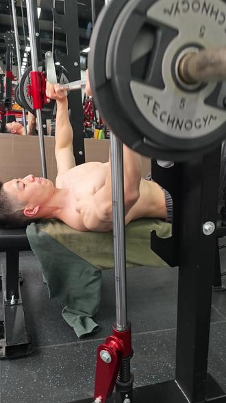 史密斯平板推胸分析教学,做好这几个细节,让胸肌最大程度的承接重量 #健身干货 #好身材练起来 #健身小白必看经验 #新手健身 #抖音健身房