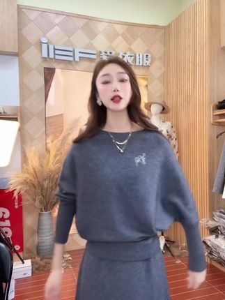 爱依服女装旗舰店,灰色针织套装,简约又高级,轻松穿出质感日常。🧶✨ #每日分享 #穿搭分享#爱依服#穿搭